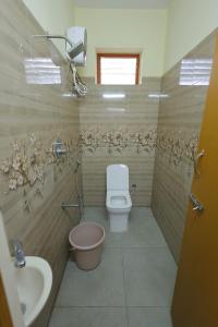 Bhakti Bliss Homestay - 1BHK modern Apartment with AC, Wifi and Android Tv- 2mins from Highway