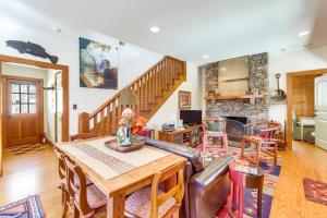 Dock, Canoe and Patio Lakeside Cottage in Alabama