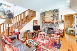 Dock, Canoe and Patio Lakeside Cottage in Alabama