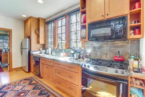 Dock, Canoe and Patio Lakeside Cottage in Alabama