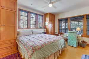 Dock, Canoe and Patio Lakeside Cottage in Alabama