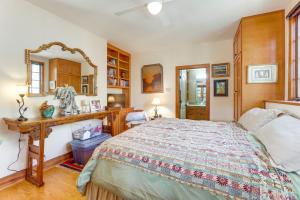 Dock, Canoe and Patio Lakeside Cottage in Alabama