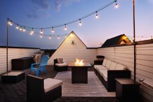 Chic 3BD, Rooftop, Game Room, 10 Min to Broadway, Garage, Ping Pong, Karaoke, Axe Throwing, Shuffleboard, 10 Mins to Broadway, 5 Mins to Five Points, Perfect for Bachelors or Bachelorettes, 24 Hr Hospitality