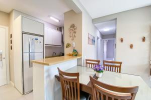 Espaçoso Apt com 3 Quartos na Praia de Palmas 0322