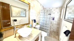 Luxurious 3 Bedroom in Ajijic - Sleeps 6 - Private Gym - Pickleball court -