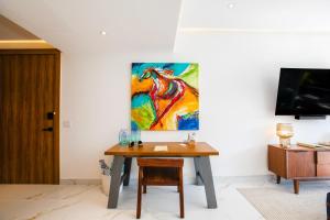 Luxury DVine Stay, Rooftop Pool in Romantic Zone