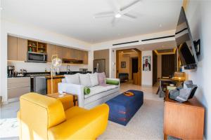 Luxury DVine Stay, Rooftop Pool in Romantic Zone