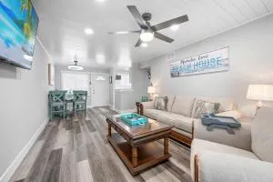 Manatee Cove! Canal side condo with water view! Half mile from AMI beaches! - Bradenton