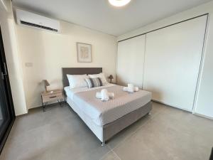 Sun and Sea Apartment - Beachfront, 2 Bedrooms with Sea View & Garden