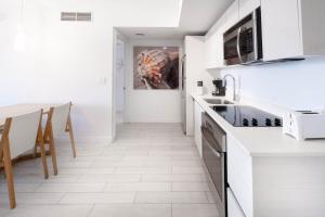 Modern 2BR Pool Over Canal Gym Beach Access Dining