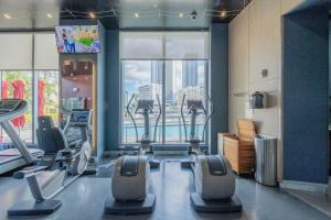 Modern 2BR Pool Over Canal Gym Beach Access Dining
