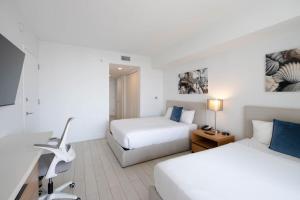 Modern 2BR Pool Over Canal Gym Beach Access Dining