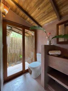 Casa de barro em fazenda regenerativa na Bahia