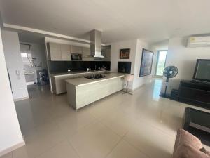 Amplio y nuevo apartamento muy bien ubicado