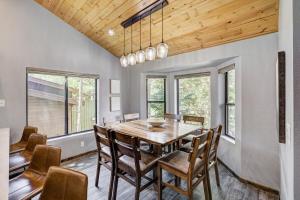 Luxury Modern Townhome-Private Hot Tub-In Town