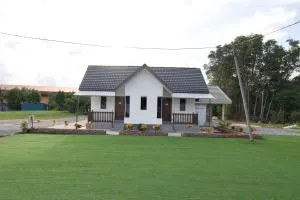 OYO 90908 Noor Arfa River Chalet - Kampong Kijing