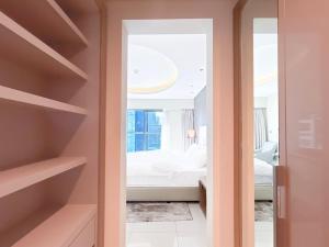 2BR Apartment in Paramount Tower
