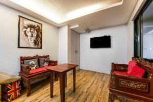 OYO 136 Regal Residences