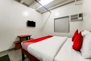 OYO 136 Regal Residences