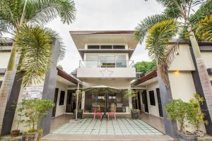 OYO 489 Casa Mia Hotel Suites