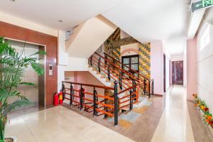 Super OYO 266 Golden Gate