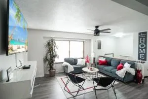 Midwest Haven- Spacious Family Home Near Airport - Riverside