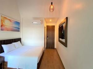 Capital O 1194 Bee Hotel