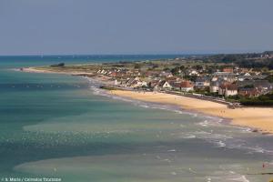 Appartements Les mouettes Apt duplex independant dans maison spacieux petite vue sur mer des chambres belle terrasse amenagee en hauteur pres Omaha Beach et Bayeux 800 m plage et 300 m superette : photos des chambres