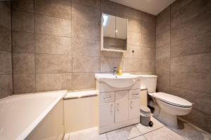 Cosy 2 Bed Chigwell Flat with Free Parking