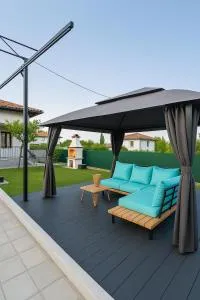 Blue Dream House - 尼亚·卡利克拉提亚