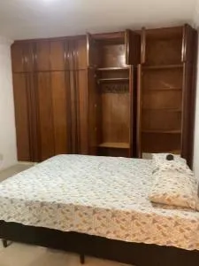 Suíte privativa com cama Queen em casa ampla e confortável em casa compartilhada - Estêvão