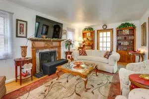 Walk to Detroit Zoo Home with Sunroom and Patio! - Саутфилд