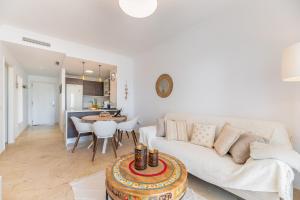 Oasis with terrace and sea view 2BR, garden & pool