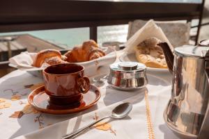 Mina House - Appartamento Fronte Mare con Ampia Terrazza e Garage