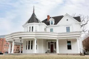 Blue Ridge Abbey Bed and Breakfast - الجسر الطبيعي