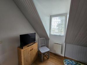 Maisons d'hotes Gite du Puits Tournant - Chambre 3 : Chambre Double avec Salle de Bains Commune