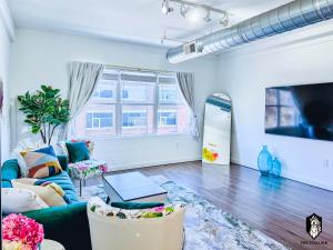 The Stallion #302 - Modern 2BD Loft in Downtown with free parking