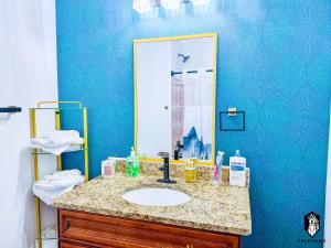 The Stallion #302 - Modern 2BD Loft in Downtown with free parking