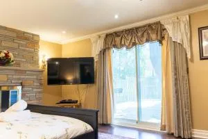 Majestic Mansion with Bar and Entertainment Space - Milton