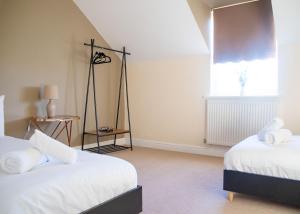 4x Bed Elegant Home with Parking