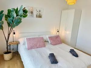 Modern Apartment with Balcony near SCS - 新特尔布鲁