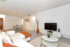 Fully equiped, ocean front, pool, parking