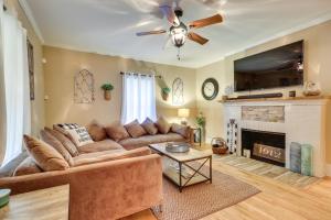 Updated Farmhouse with Yard, 10 Mi to Dtwn Atlanta