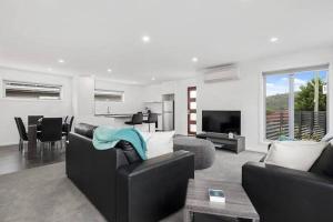 The Villa at 165 Contemporary apartment
