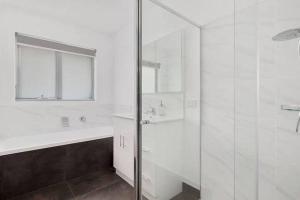 The Villa at 165 Contemporary apartment
