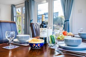 RIVER RETREAT- near Holloway U, Thorpe Park and Heathrow airport