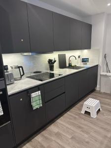 Panoramic Private Room and Bathroom within a Modern Apartment