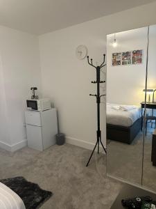 Panoramic Private Room and Bathroom within a Modern Apartment