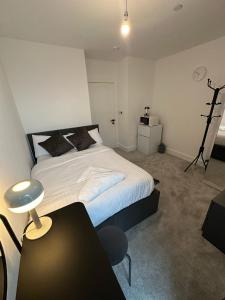 Panoramic Private Room and Bathroom within a Modern Apartment