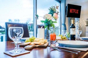 RIVER RETREAT- near Holloway U, Thorpe Park and Heathrow airport